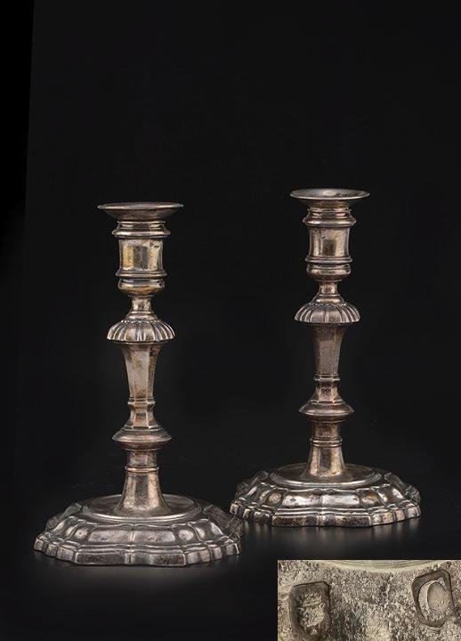 England, 18th century, George II Period.: Pair of hallmarked silver candlesticks decorated with coat of arms, « Lion passant » and « crowned Leopard » hallmarks (London). Letter "C" and "D" for 1738 and 1739, Master silver smith hallmark 