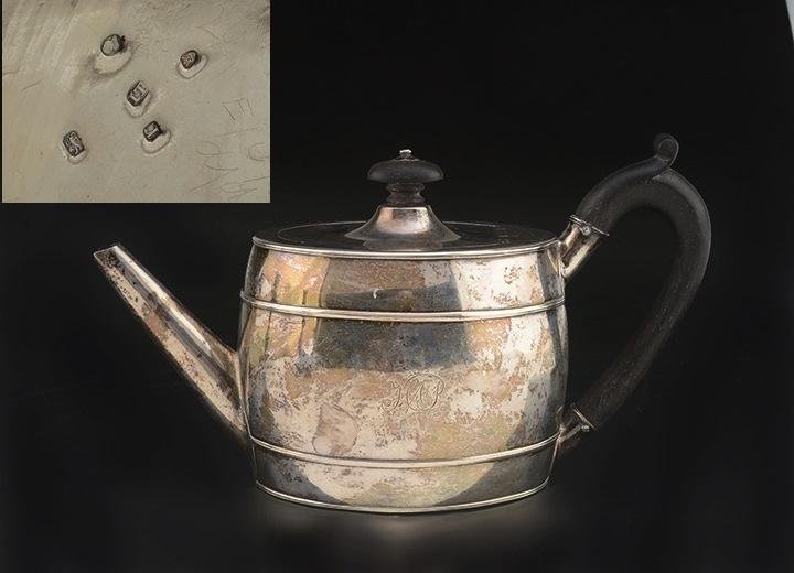 JOSEPH JAMES THREDDER or TRENDER. England, 18th: Hallmarked silver teapot, ebony handle and button, "HAB" monogram and engraved dragon « Lion passant » and « Crowned Leopard » hallmarks (London). Letter "R" with the King’s head for 1792, Maste