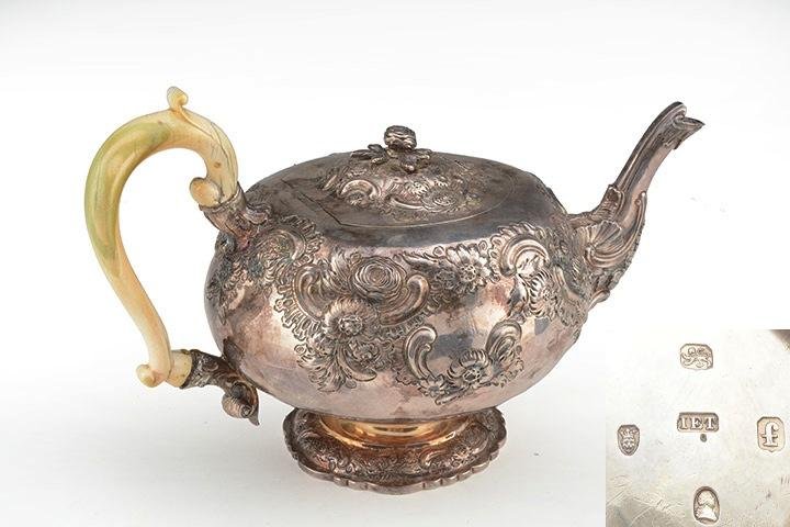 Master silversmith JOHN EDWARD TERRY & CO. England,: Hallmarked silver teapot decorated with raised flowers, ivory handle, « Lion passant » and « Crowned Leopard » hallmarks (London). Letter "f" with the King's head for 1821, Master silversmith hall