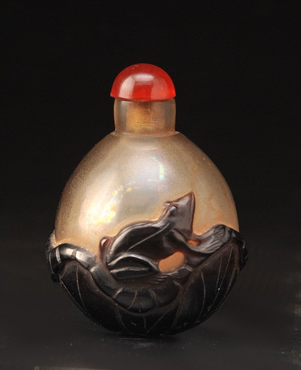 TRANSPARENT GLASS PEAR-SHAPED SNUFF BOTTLE: TRANSPARENT GLASS PEAR-SHAPED SNUFF BOTTLE decorated with a fish and a rabbit in brown overlay. H: 5cm - 2" E: 100 / 200