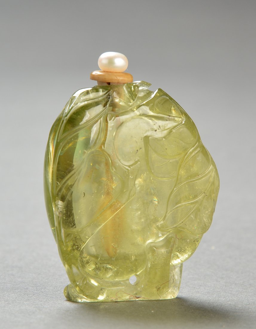 TOURMALINE SNUFF BOTTLE: TOURMALINE SNUFF BOTTLE carved in the form of a pomegranate, symbol of fertility. China, QING DYNASTY. Stopper. H: 4cm - 1.5" E : 150 / 200