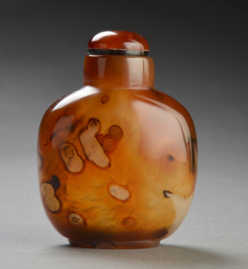 PLAIN CHALCEDONY AGATE SNUFF BOTTLE: PLAIN CHALCEDONY AGATE SNUFF BOTTLE, China, QING DYNASTY of warm honey-brown color with various inclusions. Stopper. H: 7cm - 2,75" E : 50 / 100