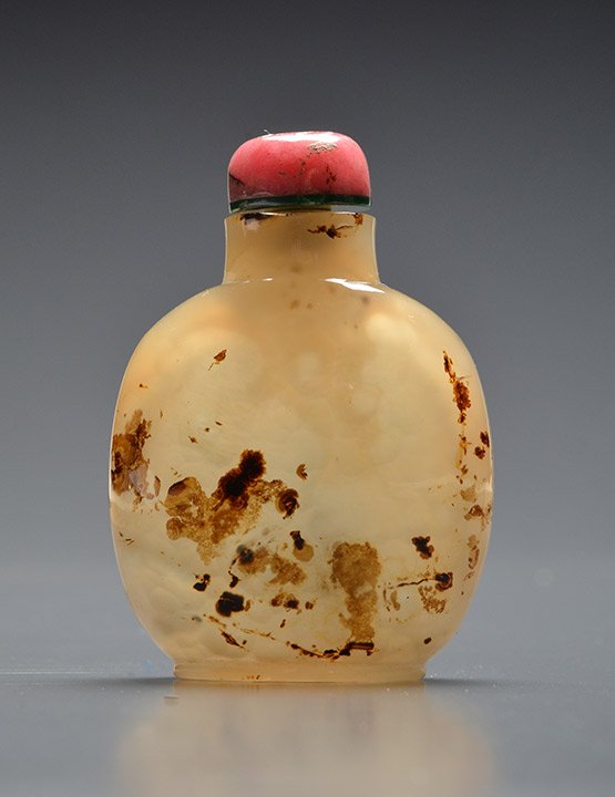 CHALCEDONY SHADOW AGATE SNUFF BOTTLE: CHALCEDONY SHADOW AGATE SNUFF BOTTLE decorated with dark brown inclusions on a light honey ground. China, QING DYNASTY. Stopper. H: 5cm - 2" E : 200 / 300