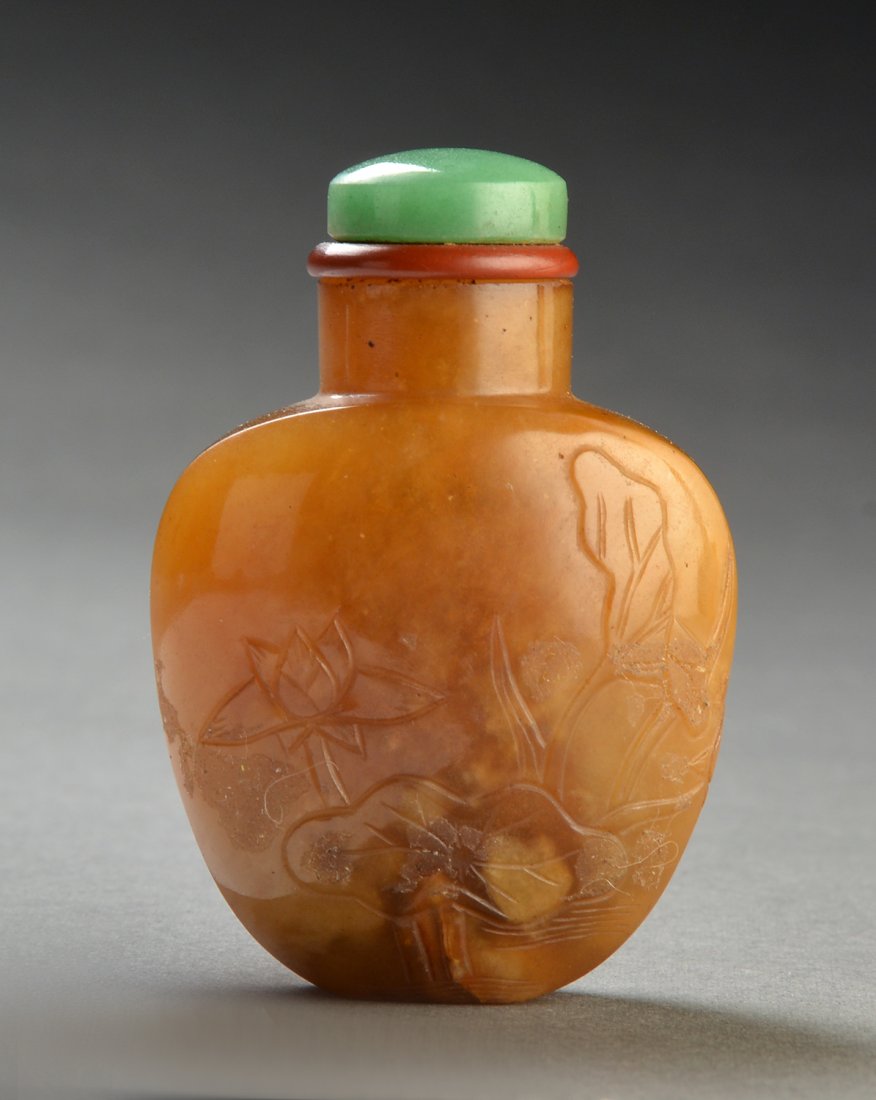 CHALCEDONY AGATE SNUFF BOTTLE: CHALCEDONY AGATE SNUFF BOTTLE incised and carved with lotuses, China, QING DYNASTY. Stopper. H: 5cm - 2" E : 50 / 100