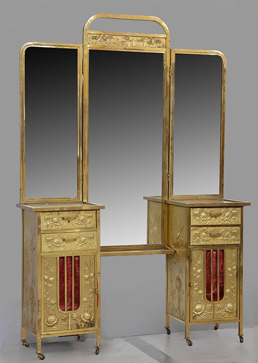 BRONZE, Circa 1910.: Original gilt BRONZE dressing table with a floral décor of thistles, a large mirror flanked with two tables opening by two drawers and topped by a openworked panel. Circa 1910. H: 193.5cm - 76" L: 13
