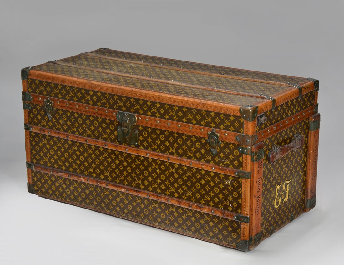 LOUIS VUITTON: Monogramm canvas LOUIS VUITTON trunk, frieze with "LV" monogram. Beige canvas interior. Beech reinforcements. Brass handles and corners. Label "Louis Vuitton Paris, London, Lille et Nice". Monograms o