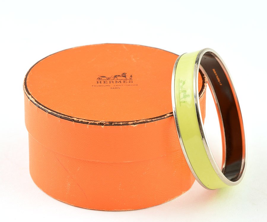 HERMÈS: HERMÈS Lime enameled palladium bangle decorated with carriages. Diameter: 6.5cm - 2.5 '