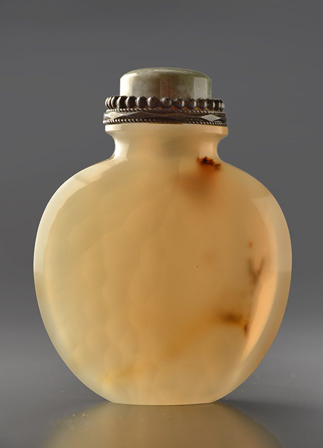 CHALCEDONY AGATE - CHINA, QING DYNASTY: Chalcedony agate snuff bottle well hollowed of even pale honey color of flattened shield form. China, Qing Dynasty. H : 7.5cm - 3" Est.: 100 - 200$