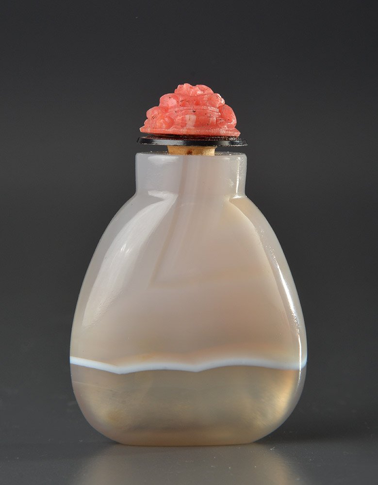 CHALCEDONY AGATE - CHINA, QING DYNASTY: Ladies well hollowed banded chalcedony agate snuff bottle of pale honey color with horizontal white line. China, Qing Dynasty. H : 5.5cm - 2" Est.: 100 - 200$