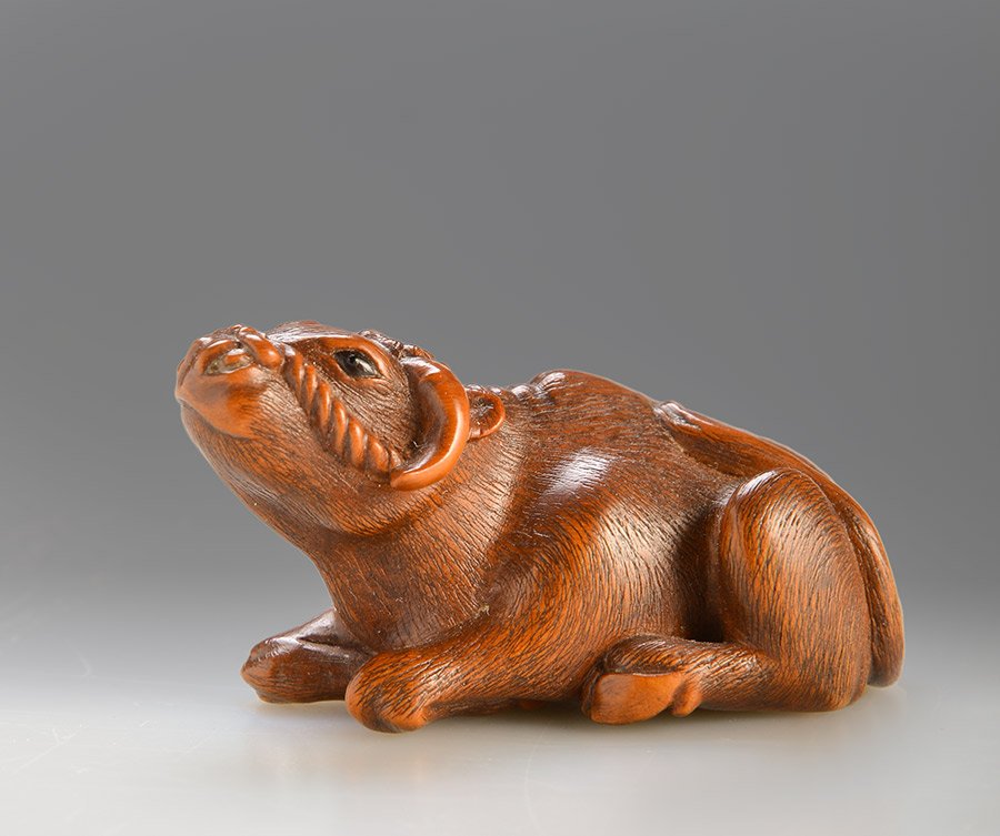 JAPAN, 19th C.: Boxwood netsuke of a water buffalo, signed Marumitsu. Japan, 19th C. H : 2.5cm - 1" Est.: 300 - 400$