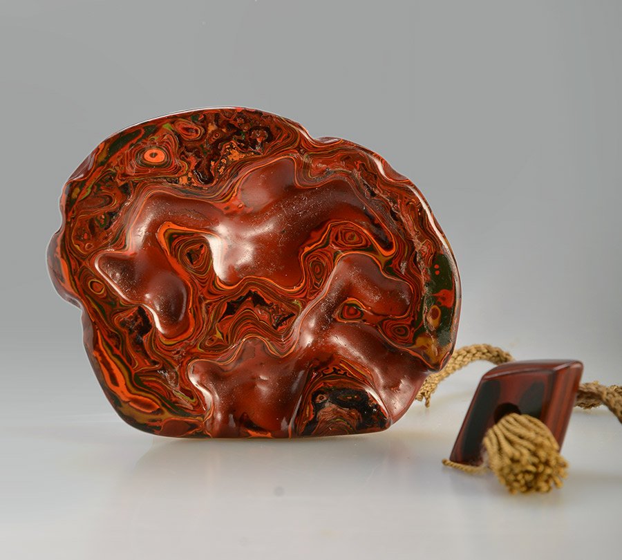 JAPAN, 19th C.: Polychrome lacquer amalgam made into a netsuke and ojime. Prov.: Raymond Bushell. Japan, 19th C. H : 5cm - 2" L : 4cm - 1.5" Est.: 100 - 200$