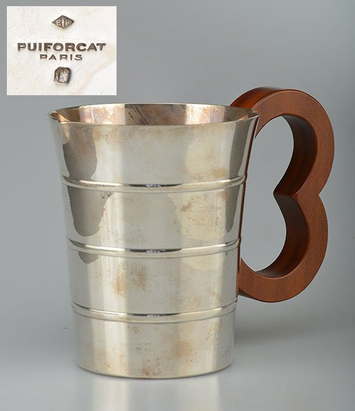 DECORATIVE ART OF 19th CENTURY : Jean E. PUIFORCAT: Hallmarked silver carafe with three rings "égoïste". Fruit wood poly-lobed handle. Minerva hallmark. Circa 1936. Silversmith: Jean E. PUIFORCAT. H : 15cm - 6'' D : 19cm - 7.5'' Approximate weight wi