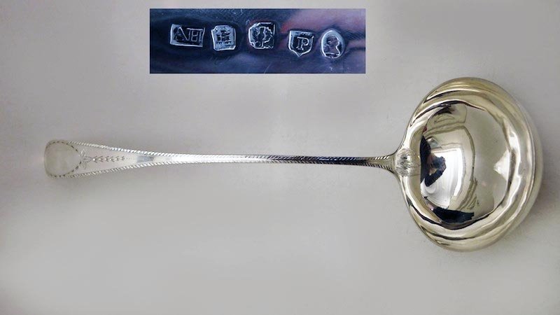 ALEXANDER HENDERSON, EDIMBOURGH: Hallmarked ladle finely engraved on the handle. Silversmith hallmarks : Alexander Henderson, 1795, Reign of King George III, Scotland, Edimbourgh. L : 35cm - 14'' Approximate weight : 189.3 grams 