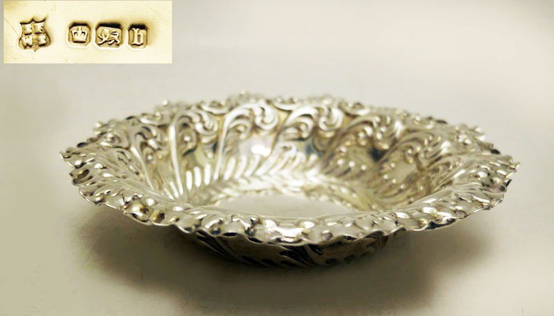 FENTON BROTHERS, SHEFFIELD: Hallmarked silver cup with rocaille decor. Silversmith hallmarks : Fenton brothers, Samuel Fenton & William Staniforth, Angleterre, Sheffield. D : 17cm - 6.45" Approximate weight : 146 grams - 5.15o