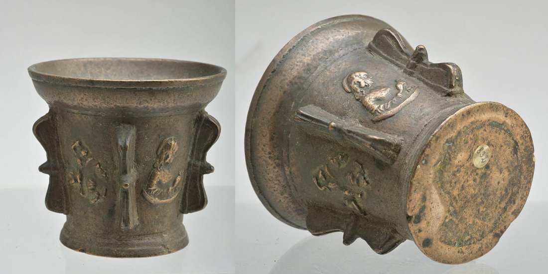 MORTAR HAUTE EPOQUE: Bronze MORTAR with a decor of two busts, a face, an animal and two knights. Haute Epoque.Â H : 13cm - 5''