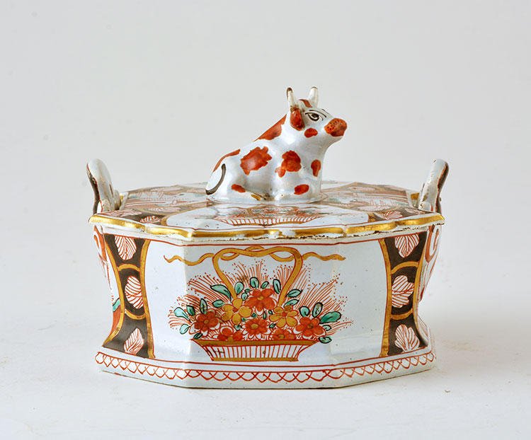 De Vergulde Blompot, Delft, 18th century.: Covered earthenware pickle dish with an Imari decor. Downed cow top. Red inscription on the bottom : Blompot. De Vergulde Blompot, Delft, XVIIIÃ¨me siÃ¨cle.Â