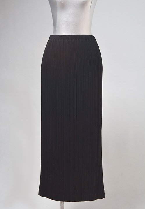 ISSEY MIYAKE: Long black pleated skirt. Size M.