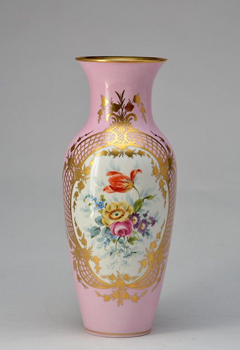 Königliche Porzellan-Manufaktur Berlin -KPM: KPM pink vase decorated on the panel with a bouquet of flowers and gilding. H: 45cm - 17.7'' D: 13 cm - 5''