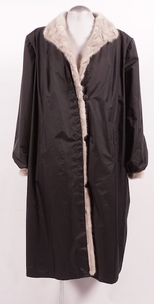 MINK: Woman’s coat lined with a pale mink fur, two side pocketsSize: large