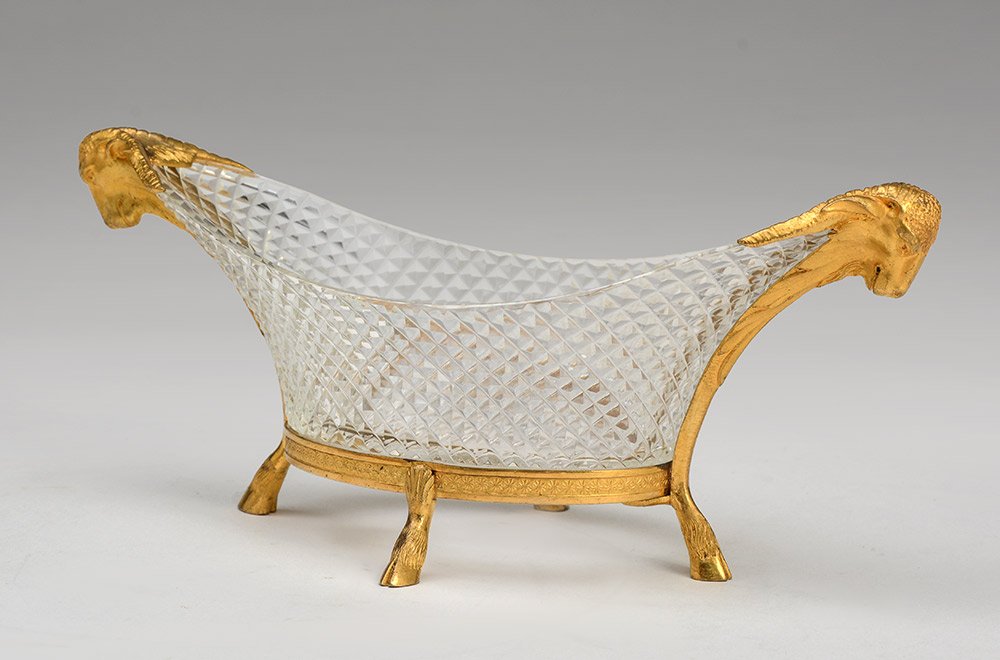 Louis XVI style: Louis XVI style crystal and bronze table decoration, decorated with goat head at the handles and four hoof feet. H : 9cm – 3.5’’ L : 22cm – 8.5’’
