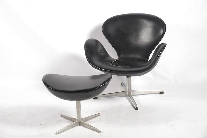 JACOBSEN, Arne (1902-1971) - FRITZHANSEN: JACOBSEN, Arne (1902-1971) - FRITZHANSEN "Swan chair" and its ottoman Fiberglass, aluminum and leather Manufactured by Fritz Hansen Original label on the base : Fritz Hansen, Denmark.