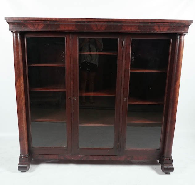 VICTORIAN STYLE: Victorian style wood bookcase, opening by 3 glasses doors, with 2 column decor. H : 143cm - 56.25" L : 152.5cm - 60" l : 44.5cm - 17.5"