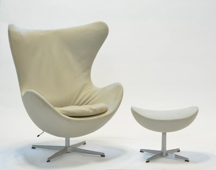 JACOBSEN, Arne (1902-1971) - FRITZHANSEN: JACOBSEN, Arne (1902-1971) - FRITZHANSEN Egg chair with its ottoman Removable cushion Fibreglass, aluminium and beige fabric Manufactured by Fritz Hansen Original label on the ottoman foot : Fritz H