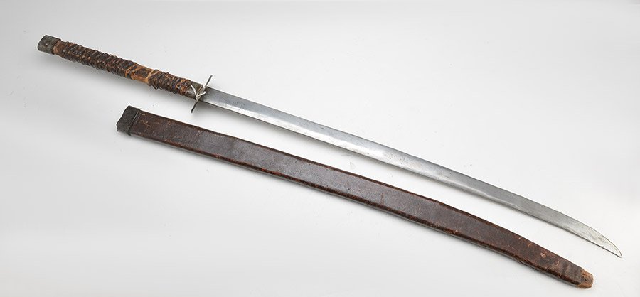 CHINESE SWORD in the style of a japanese KATANA. Ca: CHINESE SWORD in the style of a japanese KATANA. Ca 1900 Single edge 90 cms blade with unidentified chinese characters. Circular steel Tsuba (guard). Wood grip covered with a twisted lace. Leather cov
