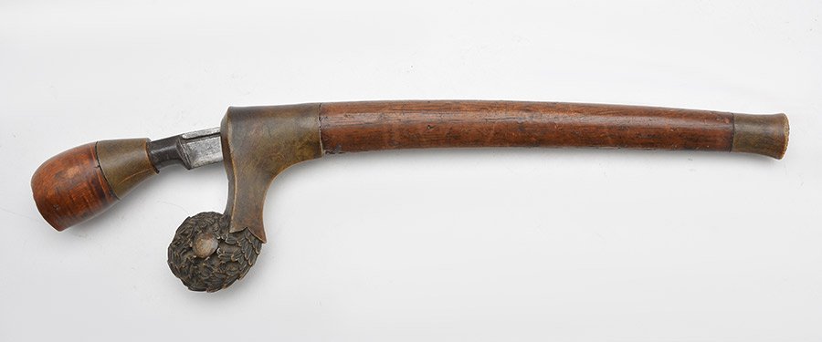 "BADE-BADE" DAGGER from the Malay: BADE-BADE DAGGER from the Malay archipelago. Ca. 1900 26 cms steel single edged curved blade. Ornate exotic wood sheath. Lobed wood grip.