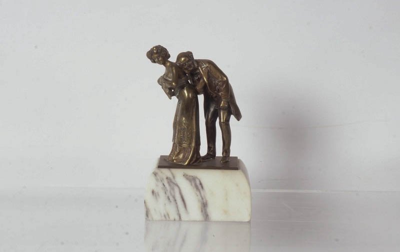 KAUBA, Carl (1865-1922): KAUBA, Carl (1865-1922)Gilt patina bronze sculpture representing a couple. Signed : C. KaubaMarble baseH : 16.5cm - 6.5"L : 10cm - 4"l : 7cm - 2.75"