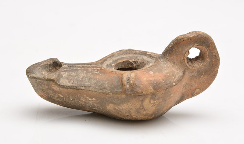 Hellenistic Terra Cotta Oil Lamp -Circa 1st-2nd Century: Lampe à huile Hellénistique en terre cuite, petite lampe à motifs de chaines en forme d'obélisques. Circa Ier - IIe ap. J-C. 6.7cm - 3.5"
