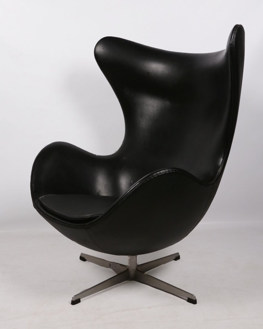 JACOBSEN, Arne (1902 - 1971) - FRITZ HANSEN: JACOBSEN, Arne (1902 - 1971) - FRITZ HANSENBlack leather ''Egg'' chair, polished aluminum foot. FRITZ HANSEN label underneath.107x89x79cm - 42x35x31''