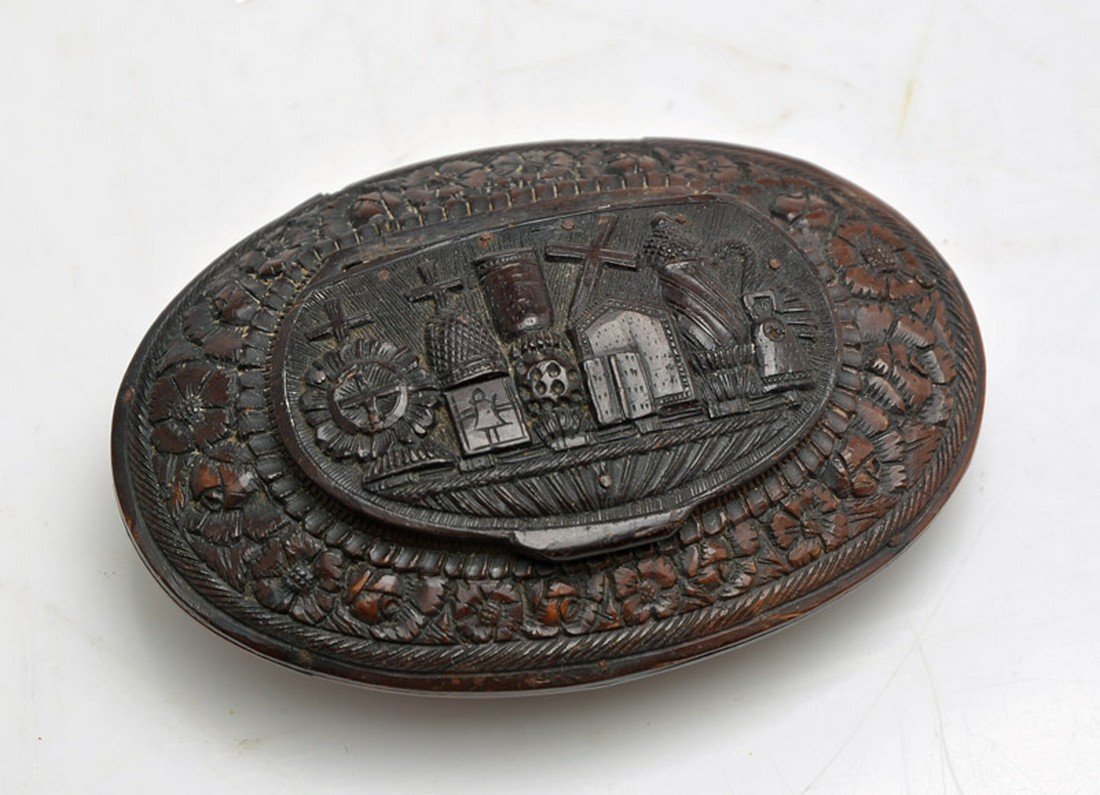 WOOD: Small oval wooden box decorated with flowers and crosses. H: 7cm - 2.75" L:10.5cm - 4.25" W: 3cm - 1.25" EST : 20 - 30