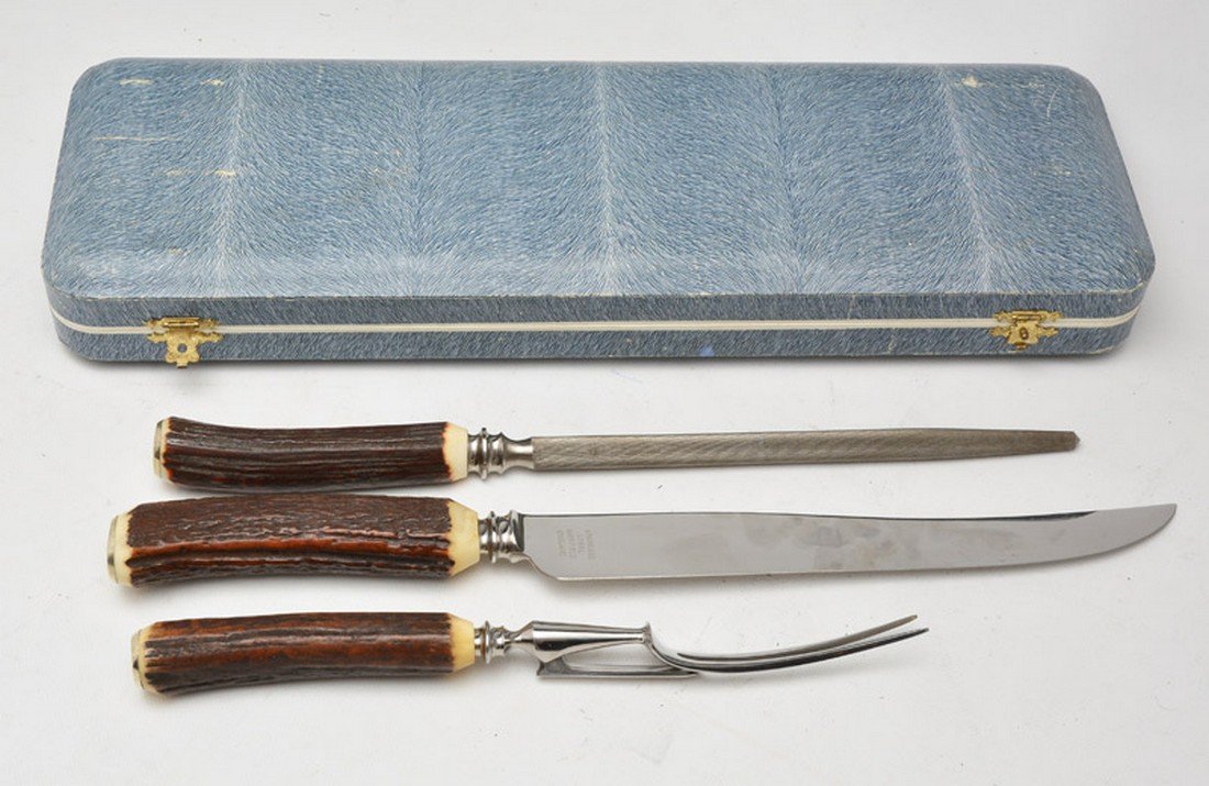 BIRKS: BIRKS set in original box, carved handles including : a meat knife, a meat fork and a sharpening tool. Inscription on the knife : Birks Inscription on each piece : Stainless Sheffield England. ES