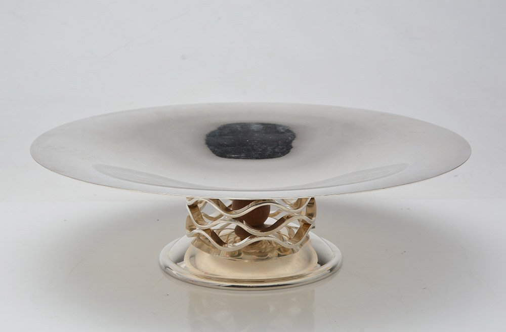 CRISTOFLE: Christofle silver metal presentation dish, the feet representing a wood ball surrounded by openworked waves. Stamp on the reverse : Christofle H : 10cm - 4" D : 35cm - 13.5"