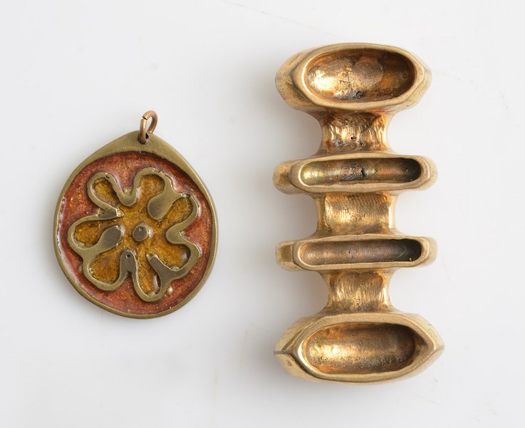 CHAUDRON, Bernard (1931-2013): CHAUDRON, Bernard (1931-2013)Enamelled bronze pendent and bronze brooch. Signed.Hauteur du pendentif: 5cm - 2''