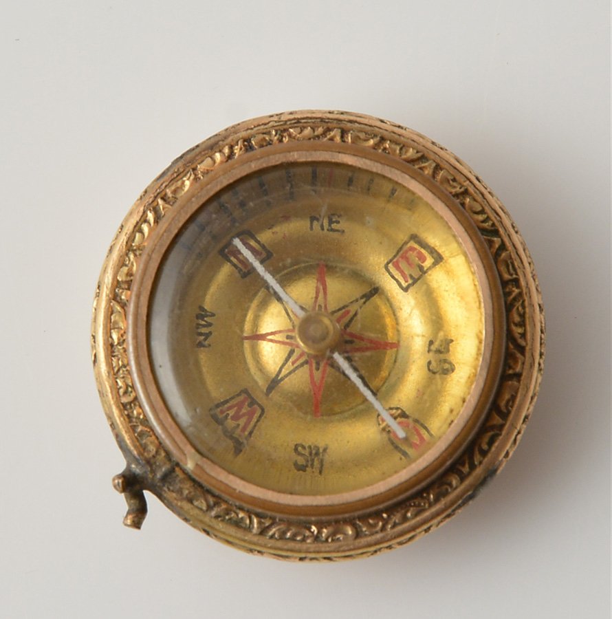 14K GOLD AND MOTHER OF PEARL: Compass mounted in 14K yellow gold set with pearl nacre. Weight: 10.10g. D: 2.50cm - 1 ''