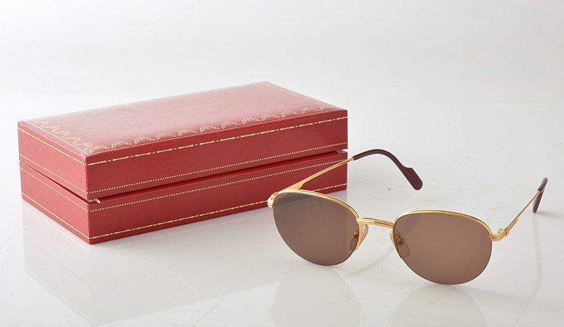 CARTIER: CARTIER Cartier Must collection sunglasses with gold-plated metal frame and branches signed CARTIER. With its case and documents.