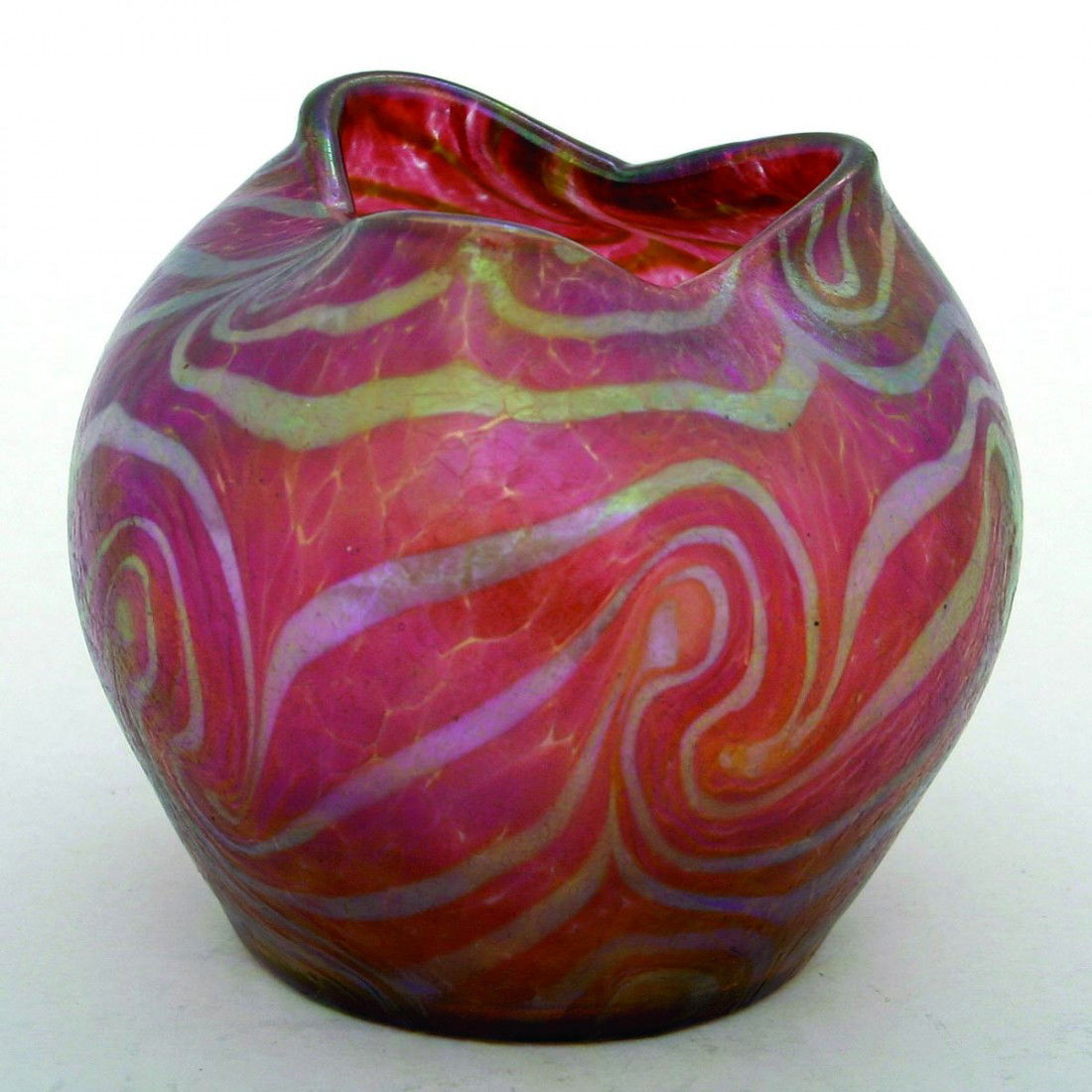 Kugelvase: Joh. Loetz Wwe., Klostermühle um 1915. Farbloses Glas überfangen mit rotem Candia-Dekor von unregelmäßigen gold-silbrig irisierenden Bändern umzogen. Dreifach gekniffene Mündungsöffnung. H.: 11