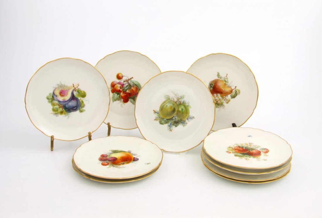 Zehn Obstteller, KPM Berlin um 1933: Flacher Spiegel in die Fahne übergehend mit verschiedenen Früchtebuketts bemalt. Goldrand. Unterglasurblaue Zeptermarke, bzw. Anna Maria Schröder 1933. II.Wahl. Durchm.: 19,5 cm.