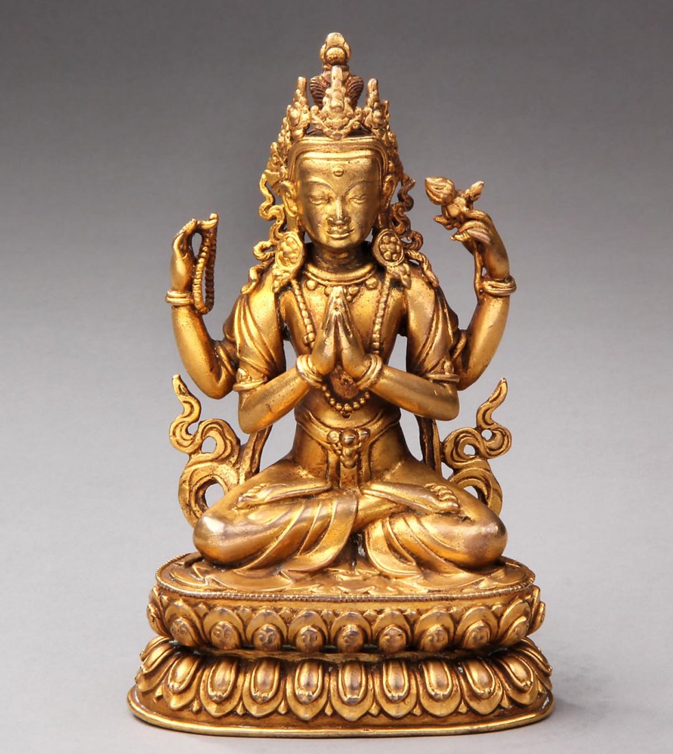 Bodhisattva, Nepal 17./19. Jh.: Kupfer, vergoldet. In Meditationshaltung auf Lotossockel. Das Haupthändepaar trägt einen Lotoszweig und die "ghanta", das zusätzliche Händepaar ist in der Grußgeste vor der Brust zusammengenommen