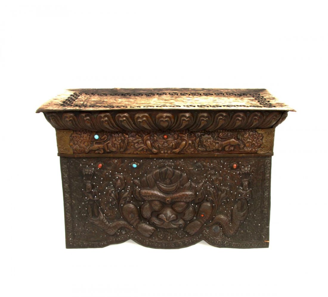 Hausaltar, Nepal od. Tibet 1500-1600: Bronze. Dreiseitig Relief mit Dämonenköpfen, Front seitlich mit Meerjungfrauen auf punziertem Fond, aufgesetzten Cabochons aus Koralle und Türkis, unterhalb der Deckeplatte Löwen und Drachen. Deck