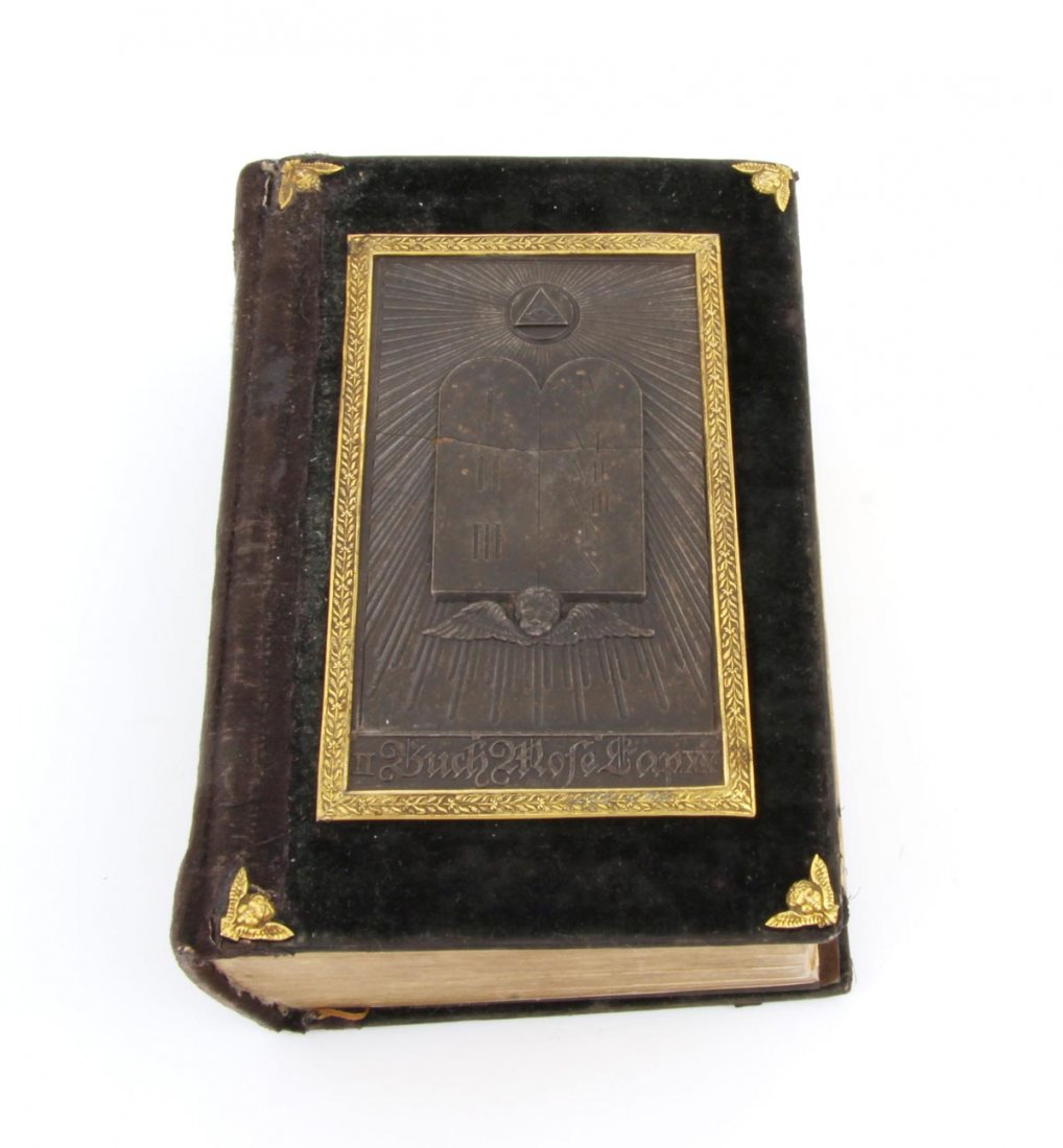 Die heilige Schrift: Verlegt bei Carl Friedrich Amelang, Berlin 1821. Frontispiz mit Holzschnitt-Darstellung Martin Luthers. Goldschnitt, beide Deckel mit Metallplakette mit Messingrahmen. Plakette der Vorderseite i.d.Mit