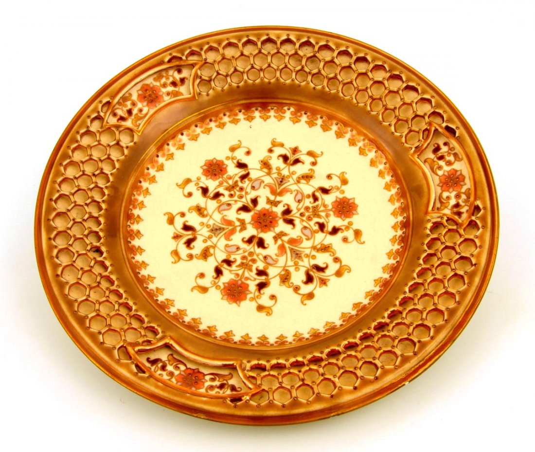 Zierteller, Zsolnay, Pécs um 1900: Keramik licht leicht lüstrierender beiger Glasur, in zarten Pastellfarben bemalt. Spiegel mit feiner Blütenranke mit goldenen Konturierungen, doppelwandige Fahne von wabenförmigem Gitterwerk durchb