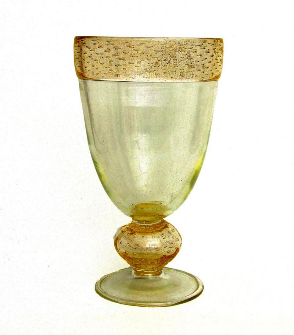 Große Pokalvase, Venini, Murano: Lichtgelbes Glas mit Goldpuder-Einstreuungen. Runder Fuß mit umgeschlagenem Rand, kugeliger Hohlschaft, tulpenförmige Kuppa, breiter Mündungsrand mit Goldpuder-Einstreuungen und Luftblasen. H.: 40 