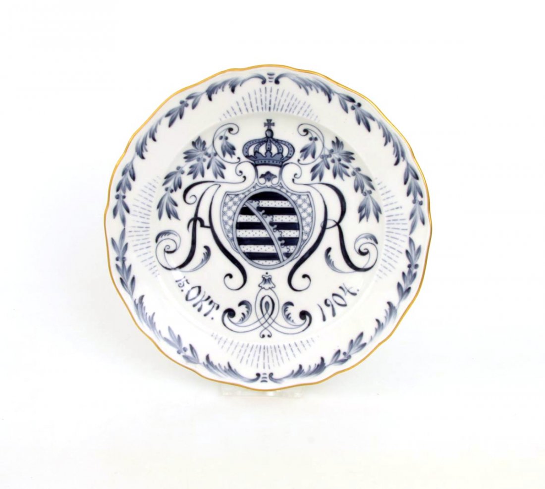 Erinnerungsteller Sachsen 1904, Meissen: Unter der Glasur blau bemalt. Spiegel mit dem sächsischen Wappen, Initialen AR, Friedrich August III. von Sachsen, sowie Datum 15. Okt. 1904. König von Sachsen bis 1918.Unterglasurblaue Schwertermar