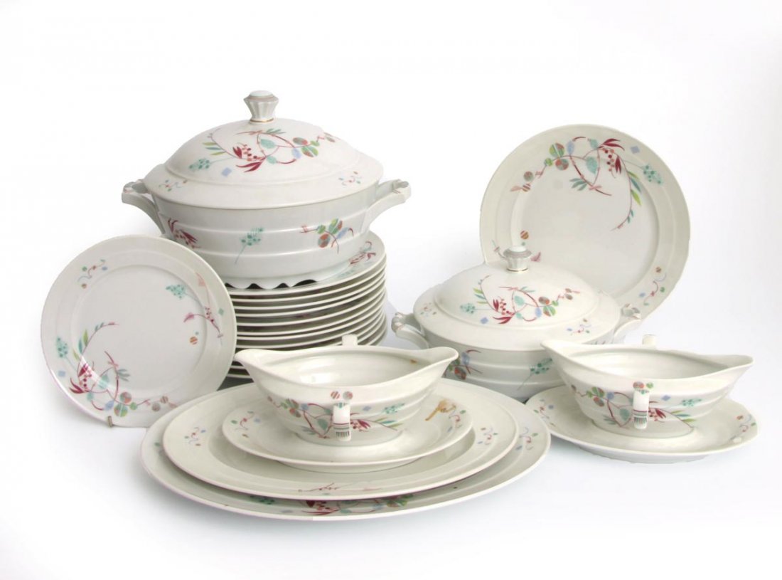 42-teiliges Speiseservice, Rosenthal 1932: Form und Dekorentwurf Friedrich Fleischmann. Erstausf. 1927. Bestehend aus: 12 flachen Tellern, 12 tiefen Tellern, 12 Mitteltellern, 2 Saucieren, 2 ovalen Anbietplatten und 2 Deckelterrinen. Wandung d