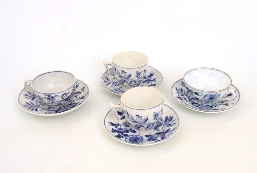 4 Tassen mit UT m. Zwiebelmuster: 2 Tassen gebr. Schoenau, Hüttensteinach 1900 - 1920. Flache UT, niedrige gebauchte Tassenform m. Zwiebelmuster unter der Glasur blau bemalt. Manufakturmarke. H.d. Tassen: 5 bzw. 6 cm.