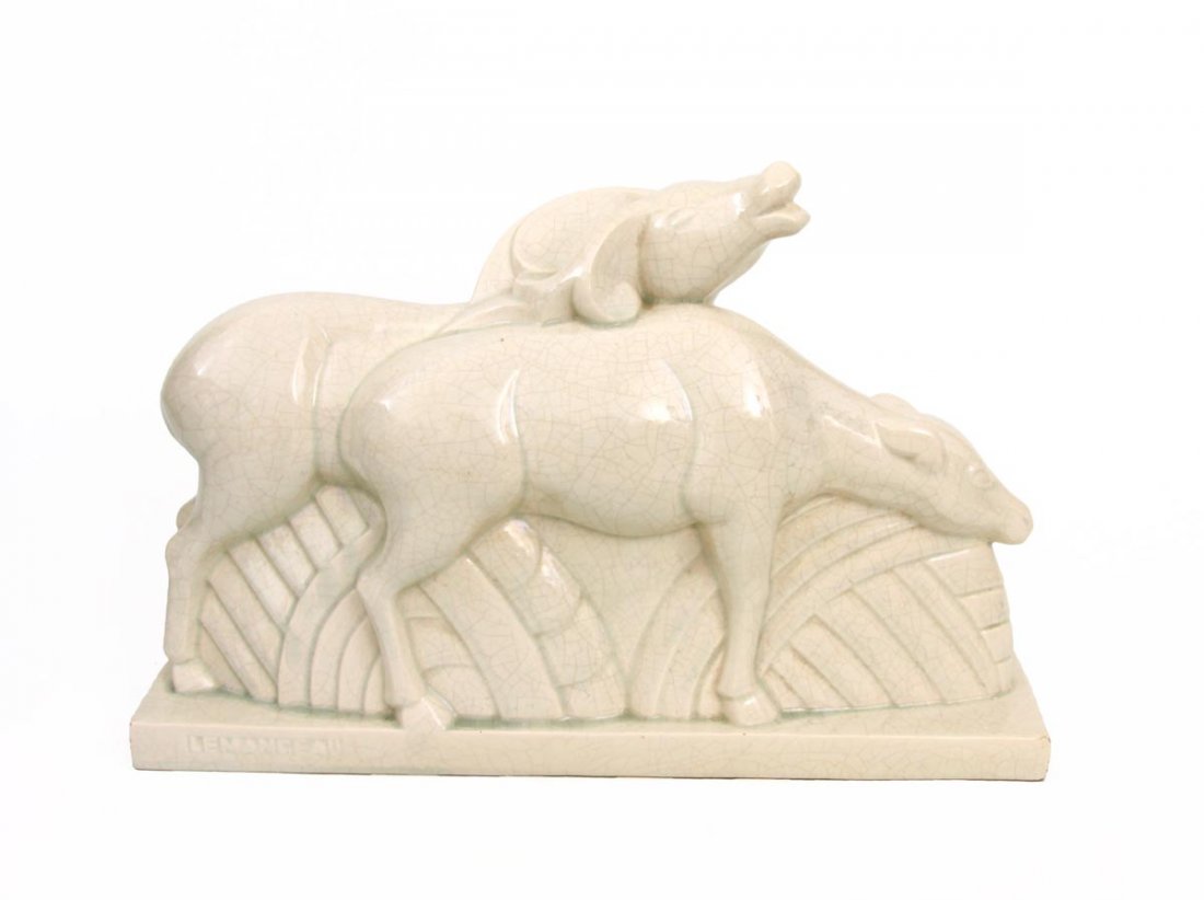 Tiergruppe, Charles Lemanceau, St. Clement um 1930: 1905 - 1980. Keramik mit weißlicher Kraquele-Glasur. Gestreckt rechteckiger Sockel mit der Darstellung der beiden Tiere. Unter dem Stand Manufakturmarke, seitlich am Sockelrand Lemanceau. H.: 31 cm,