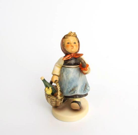 Hummelfigur - Krankenbesuch. Goebel, Oeslau: Feinkeramik polychrom staffiert. Auf rundem Sockel ein kleines Mädchen einem Korb mit Brot und Wein in der Hand. Manufakturmarke, Form-Nr. 744. Sign. H.: 12,5 cm. Originalkarton.